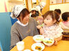0～2歳児対象の保育園です！
子どもたちの「おいしい！」が嬉しい♪
少しずつできることを増やしていきましょう♪