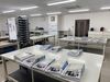 チラシを仕分ける作業です！
シニアまでの幅広い世代が活躍中◎
