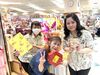 沖縄定番のお菓子やお土産品がずらり！
毎日色んなお客さまとの出会いがありますよ◎