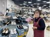 服から雑貨まで色々揃ってます！
豊富な品揃えがお客様に人気☆
アパレルに興味がある方はぜひ！