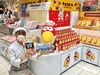 大きなキョロちゃんがお客様をお出迎え！
かわいい物が好きな方やお菓子が好きな方にはピッタリな職場♪