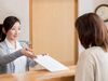 落ち着いた雰囲気の待合室。患者様を笑顔でお迎えしてください。