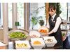 大きな窓から明るい光が差し込む都心の素敵なカフェ♪
金曜日にはピアノの生演奏もあり、ゆったりとした時が流れています。