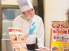 はじめは元気に
「いらっしゃいませ！」が言えればOK。
たくさんの仲間と一緒に協力しながら
ニコニコ笑顔でお仕事しましょう！