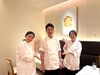 真ん中はみんなの夢を応援してくれる店長さん、
両端はアルバイトさんです☆
店長との仲も良く、常に明るい雰囲気で働けます！