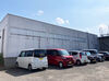こんな建物です！
製麺会社体験道場裏手にございます。
運送会社様の駐車場の中を進むと物流事業部の建物がみえてきます