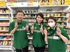 ≪いつのにか打ち解けている雰囲気♪≫
学生スタッフから主婦スタッフまで、年齢関係なくみんな仲良し◎