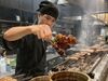 家族連れのお客さまも多い焼き鳥屋さん「とりどーる」。長く地域に愛されてきたお店です