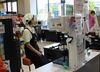 ＼座って働けるように工夫しました／
ニュースやメディアで話題！
従業員からも仕事が楽になったと好評！