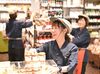 はじめは元気に
「いらっしゃいませ！」が言えればOK。
たくさんの仲間と一緒に協力しながら
ニコニコ笑顔でお仕事しましょう！