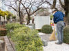 明治初期から続く老舗花店が管理する霊園でのお仕事◎
草むしりやお供えの整理など、造園感覚でコツコツ取り組める内容です！