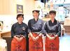 はじめは元気に
「いらっしゃいませ！」が言えればOK。
たくさんの仲間と一緒に協力しながら
ニコニコ笑顔でお仕事しましょう！