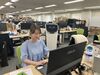 配膳ロボットやネコ型ロボットが行き交う明るいオフィス！
スタッフ同士のフォローもバッチリで安心です♪