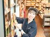 はじめは元気に
「いらっしゃいませ！」が言えればOK。
たくさんの仲間と一緒に協力しながら
ニコニコ笑顔でお仕事しましょう！
